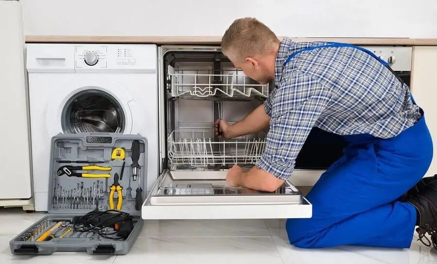 Adapazarı Finlux servisi teknisyen ekibi beyaz eşya tamiri yaparken